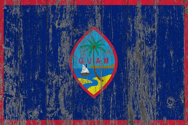 关岛的国旗在发牢骚的木板表面划破 国家古埃及背景 旧木桌刮破了旗面 — 图库照片