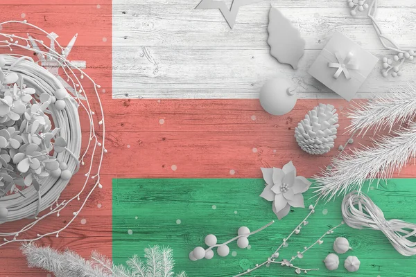 Оманский Флаг Деревянном Столе Снежными Предметами Рождество Новый Год Фон — стоковое фото