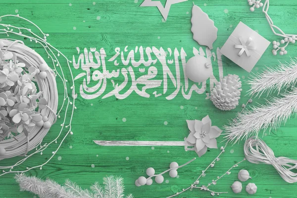 Bendera Arab Saudi Meja Kayu Dengan Benda Benda Salju Natal — Stok Foto