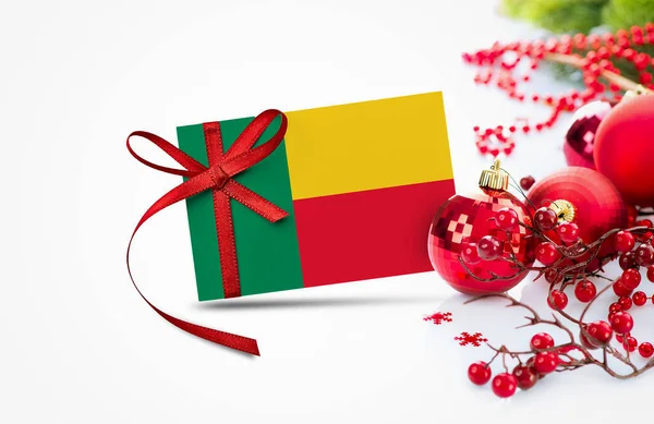 Benin Vlag Nieuwjaar Uitnodiging Kaart Met Rode Kerst Ornamenten Concept — Stockfoto