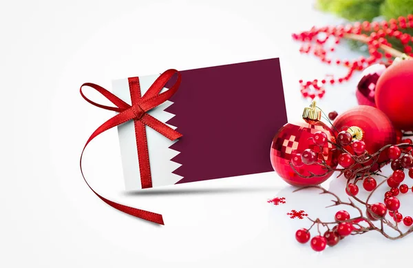 Qatar Vlag Nieuwjaar Uitnodiging Kaart Met Rode Kerst Ornamenten Concept — Stockfoto