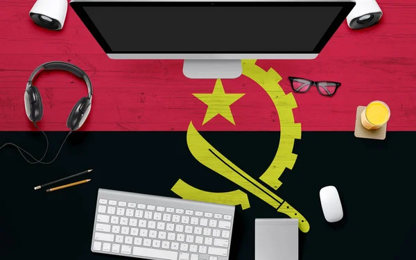 Angola Bandera Fondo Con Auriculares Teclado Computadora Ratón Mesa Escritorio — Foto de Stock