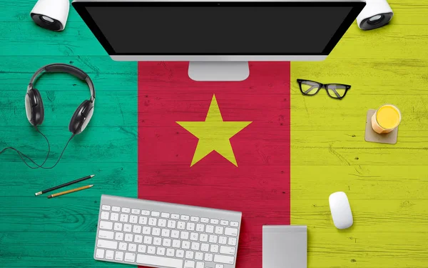 Camerún Bandera Fondo Con Auriculares Teclado Computadora Ratón Mesa Escritorio — Foto de Stock