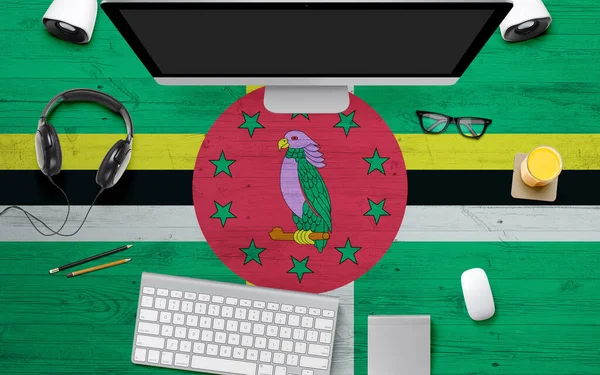 Dominica Bandera Fondo Con Auriculares Teclado Computadora Ratón Mesa Escritorio — Foto de Stock