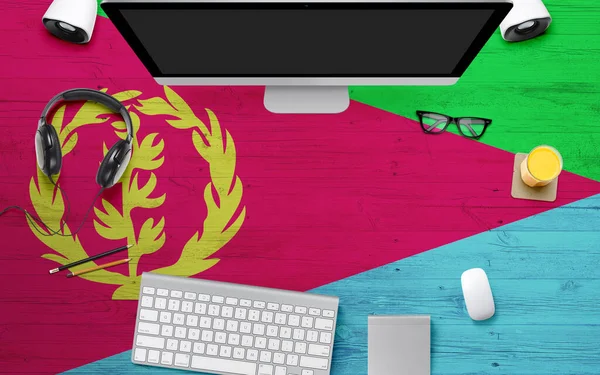 Fondo Bandera Eritrea Con Auriculares Teclado Computadora Ratón Mesa Escritorio — Foto de Stock