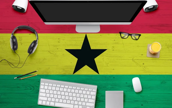 Ghana Bandera Fondo Con Auriculares Teclado Computadora Ratón Mesa Escritorio — Foto de Stock