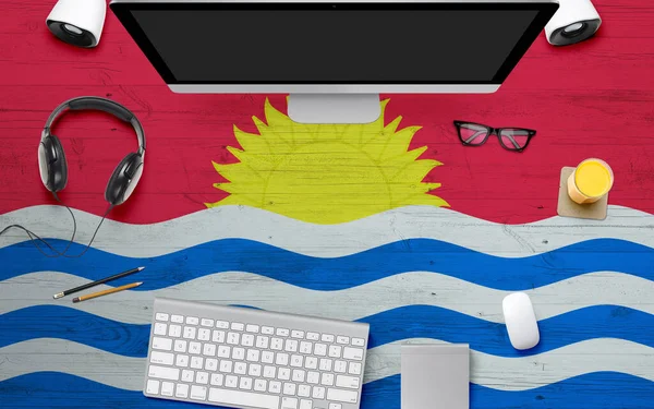 Kiribati Bandera Fondo Con Auriculares Teclado Computadora Ratón Mesa Escritorio — Foto de Stock