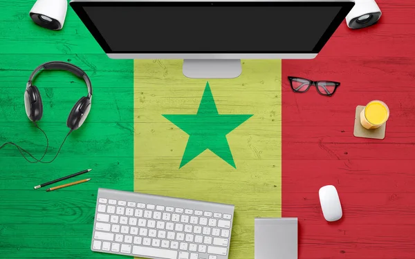 Senegal Bandera Fondo Con Auriculares Teclado Computadora Ratón Mesa Escritorio — Foto de Stock