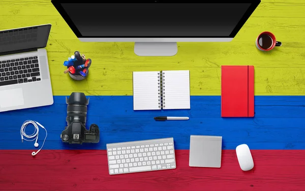 Fondo Bandera Colombia Con Auriculares Cámara Portátil Ratón Mesa Escritorio — Foto de Stock