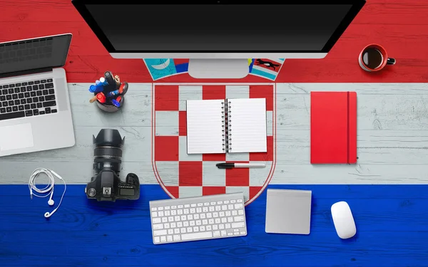 Fondo Bandera Croacia Con Auriculares Cámara Portátil Ratón Mesa Escritorio — Foto de Stock