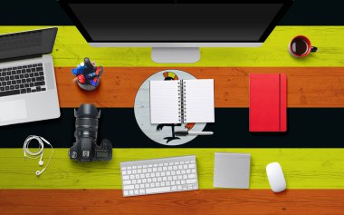 Ulusal ofis masasında kulaklık, kamera, defter ve fare ile Uganda bayrağı arka planı. Kopya alanı ile üst görünüm. Düz Yat.