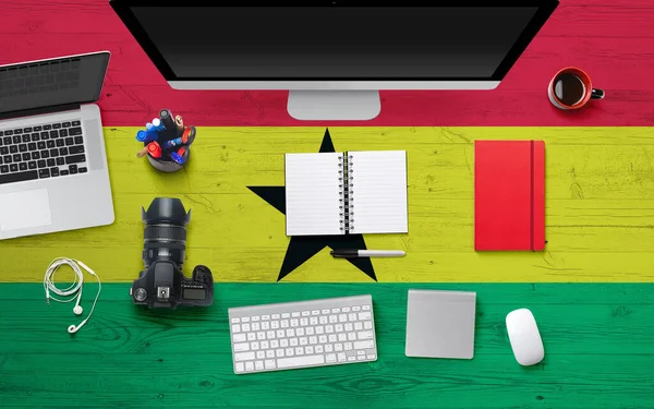 Fondo Bandera Ghana Con Auriculares Cámara Portátil Ratón Mesa Escritorio — Foto de Stock