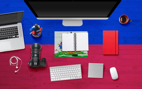 Haïti Vlag Achtergrond Met Koptelefoon Camera Notebook Muis Het Nationale — Stockfoto
