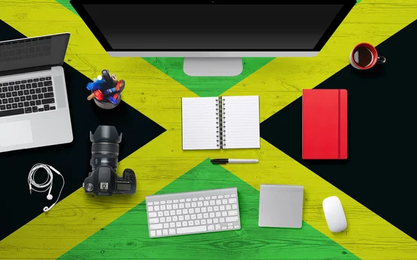 Jamaica Bandera Fondo Con Auriculares Cámara Portátil Ratón Mesa Escritorio — Foto de Stock