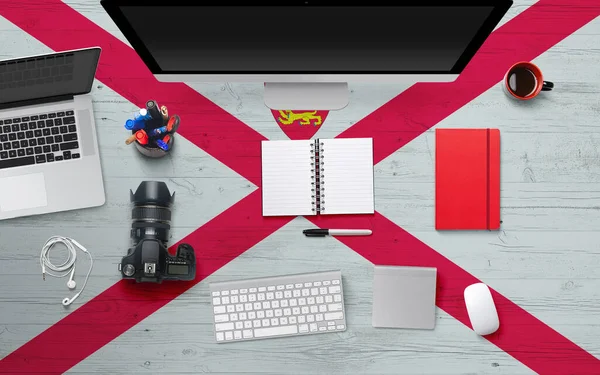 Jersey Zászló Háttér Fülhallgató Kamera Notebook Egér Nemzeti Irodai Asztal — Stock Fotó