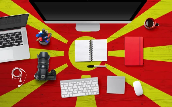 Macedonia Bandera Fondo Con Auriculares Cámara Portátil Ratón Mesa Escritorio — Foto de Stock