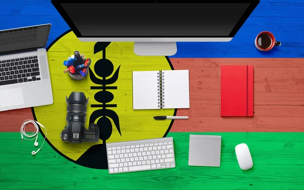 Kaledóniai Zászló Háttér Fejhallgató Kamera Notebook Egér Nemzeti Irodai Asztal — Stock Fotó