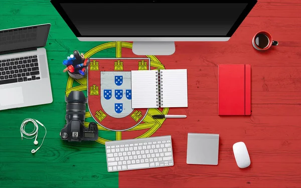 Fondo Bandera Portugal Con Auriculares Cámara Portátil Ratón Mesa Escritorio —  Fotos de Stock