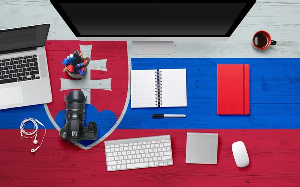Tło Flagi Słowacji Słuchawkami Aparatem Fotograficznym Notebookiem Myszą Krajowym Stole — Zdjęcie stockowe