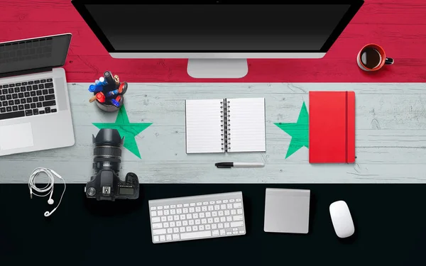 Fondo Bandera Siria Con Auriculares Cámara Portátil Ratón Mesa Escritorio — Foto de Stock