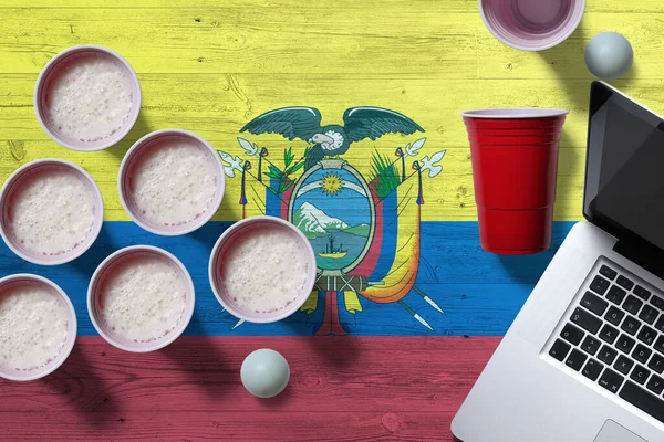 Concepto Bandera Ecuador Con Vasos Pong Cerveza Plástico Portátil Mesa — Foto de Stock