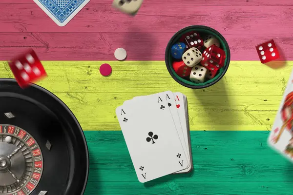 Тема Казино Боливии Тузы Игре Покер Карты Фишки Красном Столе — стоковое фото