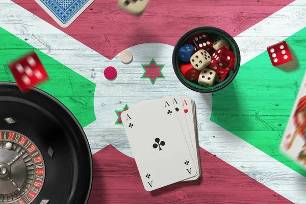 Тема Казино Бурунди Тузы Игре Покер Карты Фишки Красном Столе — стоковое фото