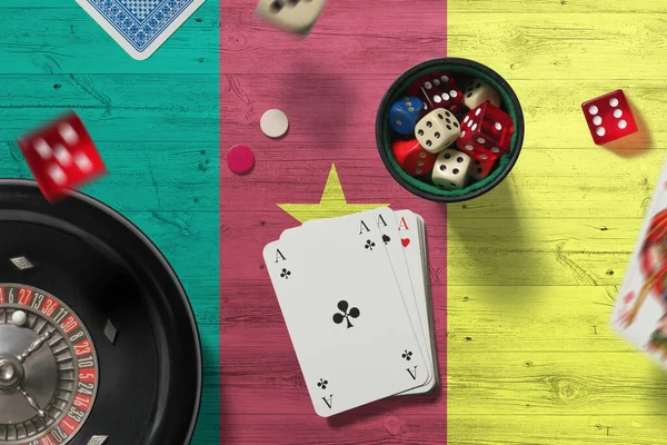 Камерунское Казино Тузы Игре Покер Карты Фишки Красном Столе Фоном — стоковое фото