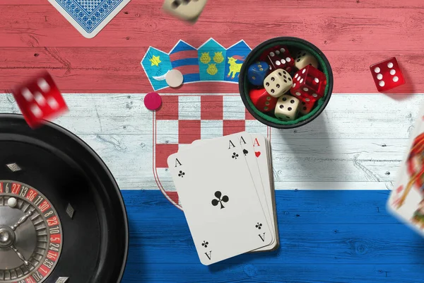 Chorvatské Kasino Téma Esa Pokeru Karty Žetony Červeném Stole Národní — Stock fotografie