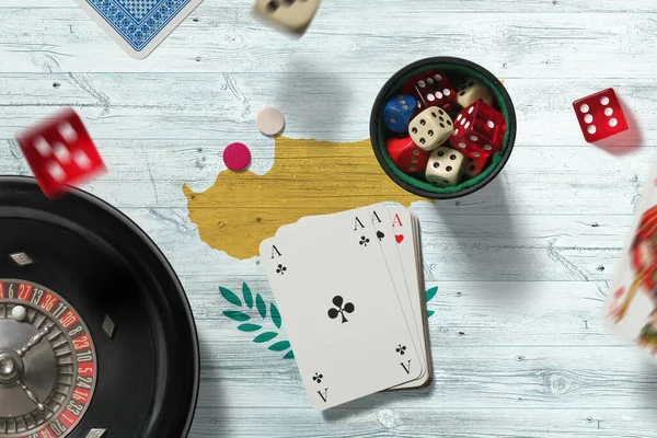 Kyperské Kasino Téma Esa Pokeru Karty Žetony Červeném Stole Národní — Stock fotografie