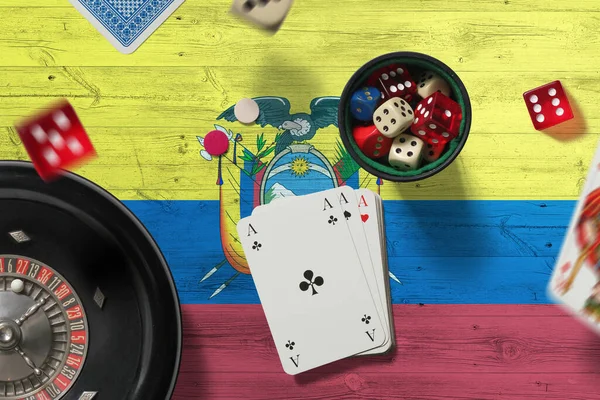 Эквадор Тема Казино Тузы Игре Покер Карты Фишки Красном Столе — стоковое фото