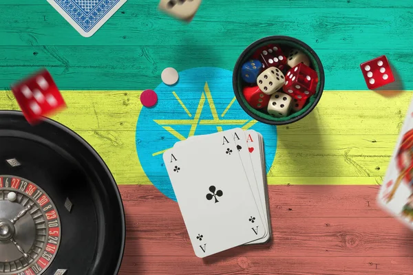 Тема Казино Эфиопии Тузы Игре Покер Карты Фишки Красном Столе — стоковое фото