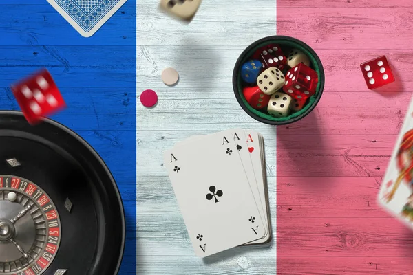 França Casino Tema Ases Jogo Poker Cartas Fichas Mesa Vermelha — Fotografia de Stock