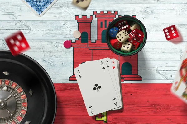 Cebelitarık Kumarhanesi Teması Pokerdeki Aslar Kırmızı Masada Ulusal Bayrak Geçmişi — Stok fotoğraf