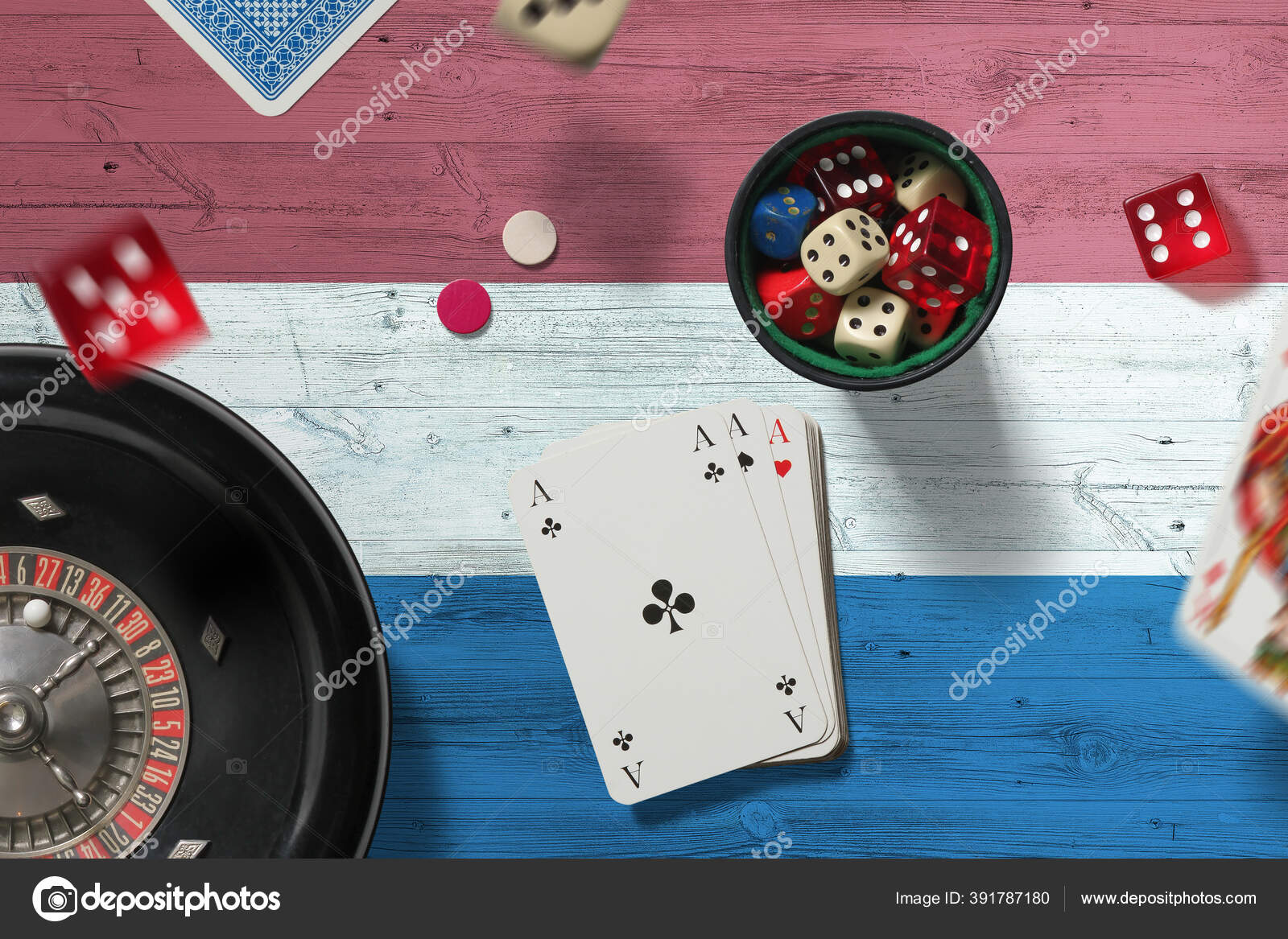 Нидерланды Тема Казино Тузы Игре Покер Карты Фишки Красном Столе.