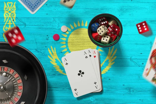 Kazakistan Kumarhane Teması Pokerdeki Aslar Kırmızı Masada Ulusal Bayrak Geçmişi — Stok fotoğraf