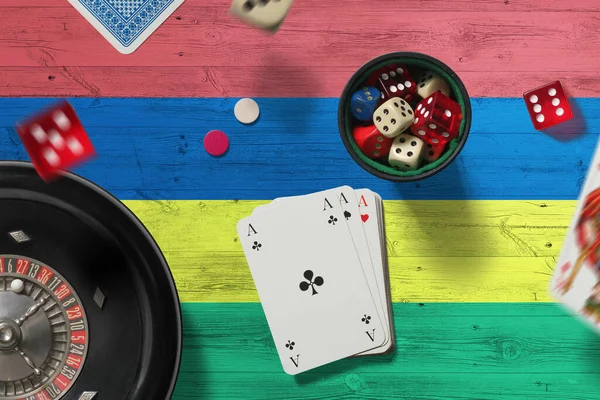 Тема Казино Маврикии Тузы Игре Покер Карты Фишки Красном Столе — стоковое фото