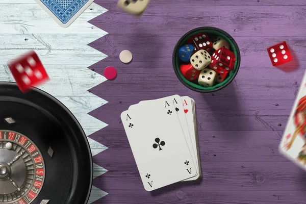 Катарское Казино Тузы Игре Покер Карты Фишки Красном Столе Фоном — стоковое фото