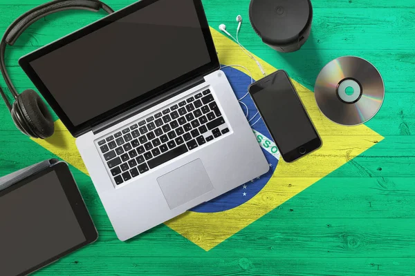 Bandeira Brasil Fundo Nacional Mesa Madeira Conceito Dispositivos Portáteis Fones — Fotografia de Stock