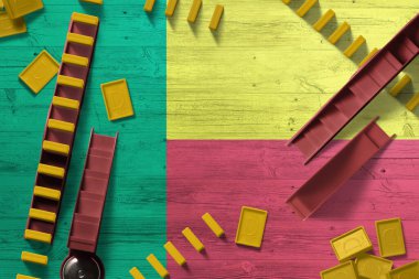 Ulusal arkaplanlı Benin bayrağı, tahta masada domino taşları. Üst Manzara. Oyun kavramı.