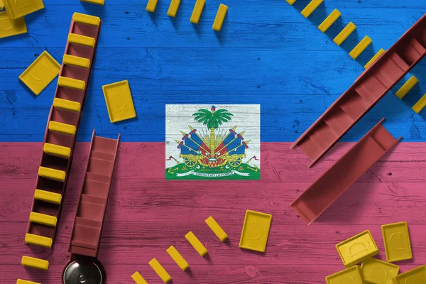 Haiti Bayrağı Ulusal Arkaplanda Tahta Masada Domino Taşları Var Üst — Stok fotoğraf