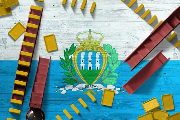 San Marino Vlag Met Nationale Achtergrond Met Domino Houten Tafel — Stockfoto