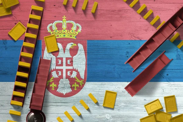 Bandera Serbia Con Fondo Nacional Con Dominó Sobre Mesa Madera — Foto de Stock