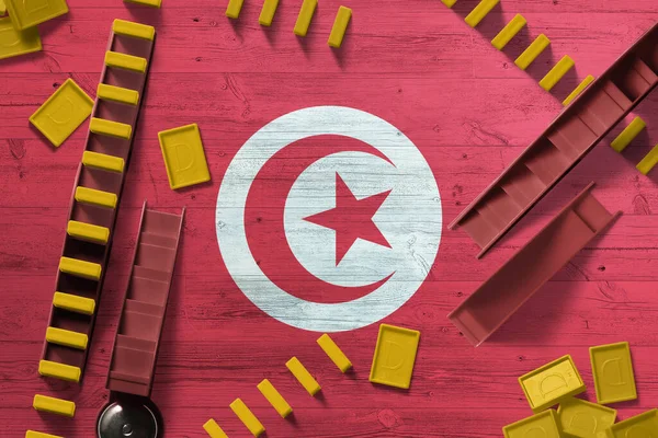 Bandera Túnez Con Fondo Nacional Con Dominó Sobre Mesa Madera — Foto de Stock