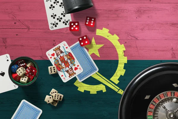 Тема Ангольского Казино Тузы Игре Покер Карты Фишки Красном Столе — стоковое фото