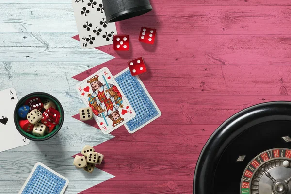 Tema Bahrain Casino Ases Juego Póquer Cartas Fichas Mesa Roja — Foto de Stock