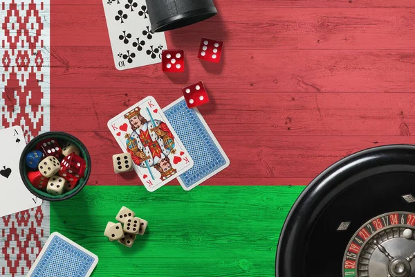 Беларусь Тема Казино Тузы Игре Покер Карты Фишки Красном Столе — стоковое фото