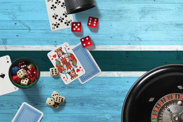 Тема Казино Ботсване Тузы Игре Покер Карты Фишки Красном Столе — стоковое фото