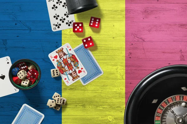 Tema Chad Casino Ases Juego Póquer Cartas Fichas Mesa Roja — Foto de Stock