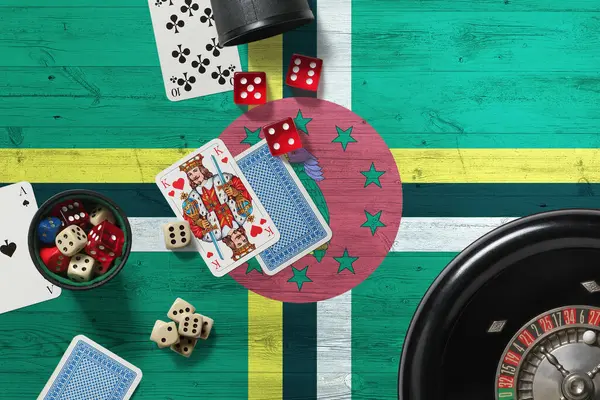 Доминиканское Казино Тузы Игре Покер Карты Фишки Красном Столе Национальным — стоковое фото